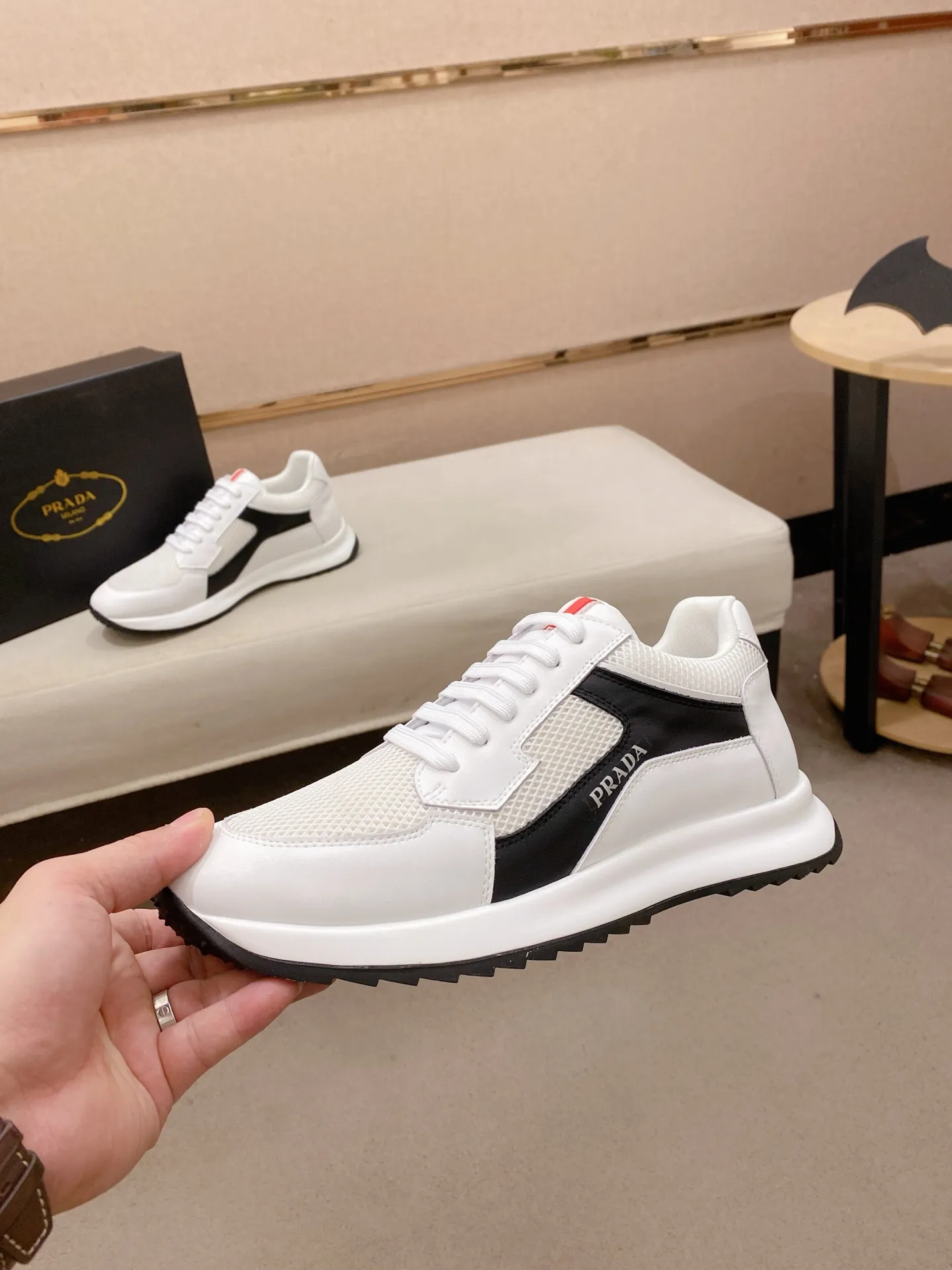Factory price 462💰 The new PRADA (Prada) counters are launched simultaneously, new men's shoes, 😘fabrics are selected from cowhide. Lining: Mesh lining. 👍🏿 High-end ☄️ air-cushion molded anti-slip rubber outsole, exquisite lines, simple and elegant, comfortable and high-end for leisure travel. Number of yards: 38 to 44. Can be ordered for 45 non-refundable